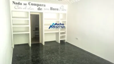 Local comercial en venta en Santa Marina-La Paz - Más