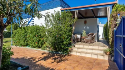 Chalet on Calle de la Virgen del Rocío photo 3
