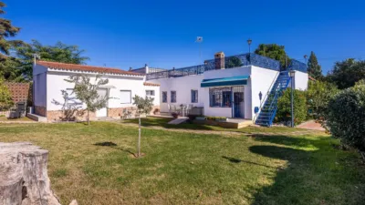Chalet on Calle de la Virgen del Rocío photo 4
