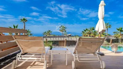 Chalet on Calle Josefina de La Torre photo 3