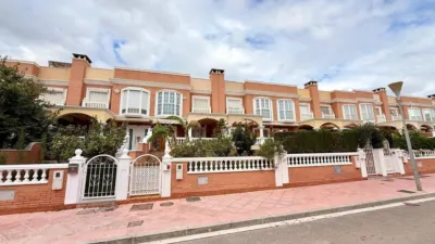 Casa adosada en calle Costa de Marfil photo 2