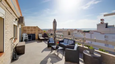 Top-floor apartment in the highly sought-after Playa de los Naufragos area, just 50 metres from the sea. With a built-up area of 117 m2 and an all-external layout, this property features three spacious double bedrooms and two full bathrooms, offering comfort for the whole family. Air conditioning is fitted throughout, and you can relax on the private terrace equipped with a pergola, perfect for enjoying the outdoors year-round. The separate kitchen provides practical functionality, while the living room serves as an space for family time or entertaining friends. This property also includes lift access and is conveniently located near bus routes, shopping centres, and schools, surrounded by children’s play areas. photo 2
