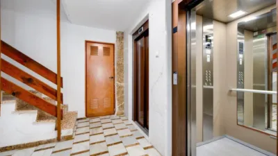 Top-floor apartment in the highly sought-after Playa de los Naufragos area, just 50 metres from the sea. With a built-up area of 117 m2 and an all-external layout, this property features three spacious double bedrooms and two full bathrooms, offering comfort for the whole family. Air conditioning is fitted throughout, and you can relax on the private terrace equipped with a pergola, perfect for enjoying the outdoors year-round. The separate kitchen provides practical functionality, while the living room serves as an space for family time or entertaining friends. This property also includes lift access and is conveniently located near bus routes, shopping centres, and schools, surrounded by children’s play areas. photo 28