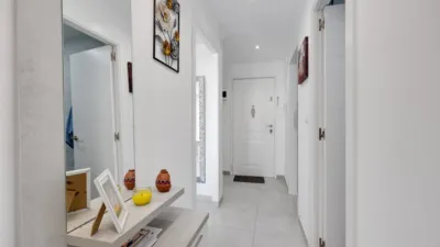 Top-floor apartment in the highly sought-after Playa de los Naufragos area, just 50 metres from the sea. With a built-up area of 117 m2 and an all-external layout, this property features three spacious double bedrooms and two full bathrooms, offering comfort for the whole family. Air conditioning is fitted throughout, and you can relax on the private terrace equipped with a pergola, perfect for enjoying the outdoors year-round. The separate kitchen provides practical functionality, while the living room serves as an space for family time or entertaining friends. This property also includes lift access and is conveniently located near bus routes, shopping centres, and schools, surrounded by children’s play areas. photo 9