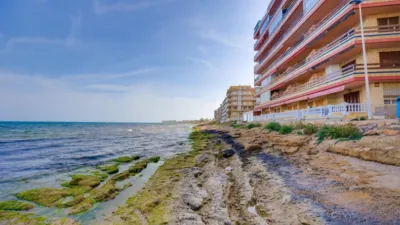 Top-floor apartment in the highly sought-after Playa de los Naufragos area, just 50 metres from the sea. With a built-up area of 117 m2 and an all-external layout, this property features three spacious double bedrooms and two full bathrooms, offering comfort for the whole family. Air conditioning is fitted throughout, and you can relax on the private terrace equipped with a pergola, perfect for enjoying the outdoors year-round. The separate kitchen provides practical functionality, while the living room serves as an space for family time or entertaining friends. This property also includes lift access and is conveniently located near bus routes, shopping centres, and schools, surrounded by children’s play areas. photo 31