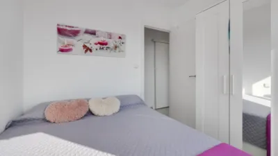 Top-floor apartment in the highly sought-after Playa de los Naufragos area, just 50 metres from the sea. With a built-up area of 117 m2 and an all-external layout, this property features three spacious double bedrooms and two full bathrooms, offering comfort for the whole family. Air conditioning is fitted throughout, and you can relax on the private terrace equipped with a pergola, perfect for enjoying the outdoors year-round. The separate kitchen provides practical functionality, while the living room serves as an space for family time or entertaining friends. This property also includes lift access and is conveniently located near bus routes, shopping centres, and schools, surrounded by children’s play areas. photo 14