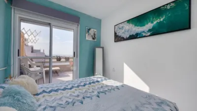 Top-floor apartment in the highly sought-after Playa de los Naufragos area, just 50 metres from the sea. With a built-up area of 117 m2 and an all-external layout, this property features three spacious double bedrooms and two full bathrooms, offering comfort for the whole family. Air conditioning is fitted throughout, and you can relax on the private terrace equipped with a pergola, perfect for enjoying the outdoors year-round. The separate kitchen provides practical functionality, while the living room serves as an space for family time or entertaining friends. This property also includes lift access and is conveniently located near bus routes, shopping centres, and schools, surrounded by children’s play areas. photo 10