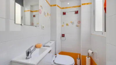 Top-floor apartment in the highly sought-after Playa de los Naufragos area, just 50 metres from the sea. With a built-up area of 117 m2 and an all-external layout, this property features three spacious double bedrooms and two full bathrooms, offering comfort for the whole family. Air conditioning is fitted throughout, and you can relax on the private terrace equipped with a pergola, perfect for enjoying the outdoors year-round. The separate kitchen provides practical functionality, while the living room serves as an space for family time or entertaining friends. This property also includes lift access and is conveniently located near bus routes, shopping centres, and schools, surrounded by children’s play areas. photo 17