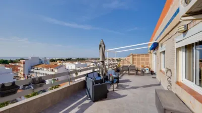 Top-floor apartment in the highly sought-after Playa de los Naufragos area, just 50 metres from the sea. With a built-up area of 117 m2 and an all-external layout, this property features three spacious double bedrooms and two full bathrooms, offering comfort for the whole family. Air conditioning is fitted throughout, and you can relax on the private terrace equipped with a pergola, perfect for enjoying the outdoors year-round. The separate kitchen provides practical functionality, while the living room serves as an space for family time or entertaining friends. This property also includes lift access and is conveniently located near bus routes, shopping centres, and schools, surrounded by children’s play areas. photo 20