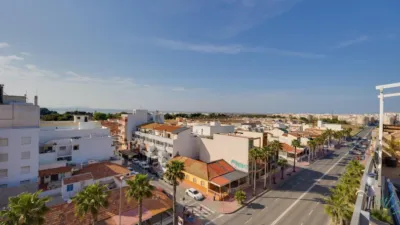 Top-floor apartment in the highly sought-after Playa de los Naufragos area, just 50 metres from the sea. With a built-up area of 117 m2 and an all-external layout, this property features three spacious double bedrooms and two full bathrooms, offering comfort for the whole family. Air conditioning is fitted throughout, and you can relax on the private terrace equipped with a pergola, perfect for enjoying the outdoors year-round. The separate kitchen provides practical functionality, while the living room serves as an space for family time or entertaining friends. This property also includes lift access and is conveniently located near bus routes, shopping centres, and schools, surrounded by children’s play areas. photo 26