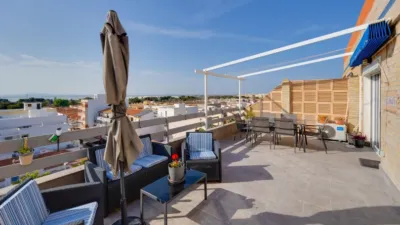 Top-floor apartment in the highly sought-after Playa de los Naufragos area, just 50 metres from the sea. With a built-up area of 117 m2 and an all-external layout, this property features three spacious double bedrooms and two full bathrooms, offering comfort for the whole family. Air conditioning is fitted throughout, and you can relax on the private terrace equipped with a pergola, perfect for enjoying the outdoors year-round. The separate kitchen provides practical functionality, while the living room serves as an space for family time or entertaining friends. This property also includes lift access and is conveniently located near bus routes, shopping centres, and schools, surrounded by children’s play areas. photo 22