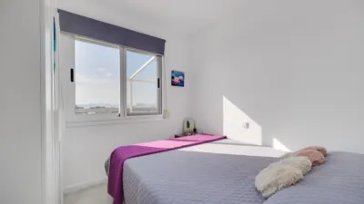 Top-floor apartment in the highly sought-after Playa de los Naufragos area, just 50 metres from the sea. With a built-up area of 117 m2 and an all-external layout, this property features three spacious double bedrooms and two full bathrooms, offering comfort for the whole family. Air conditioning is fitted throughout, and you can relax on the private terrace equipped with a pergola, perfect for enjoying the outdoors year-round. The separate kitchen provides practical functionality, while the living room serves as an space for family time or entertaining friends. This property also includes lift access and is conveniently located near bus routes, shopping centres, and schools, surrounded by children’s play areas. photo 15