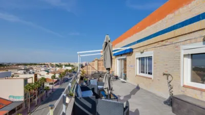 Top-floor apartment in the highly sought-after Playa de los Naufragos area, just 50 metres from the sea. With a built-up area of 117 m2 and an all-external layout, this property features three spacious double bedrooms and two full bathrooms, offering comfort for the whole family. Air conditioning is fitted throughout, and you can relax on the private terrace equipped with a pergola, perfect for enjoying the outdoors year-round. The separate kitchen provides practical functionality, while the living room serves as an space for family time or entertaining friends. This property also includes lift access and is conveniently located near bus routes, shopping centres, and schools, surrounded by children’s play areas. photo 21