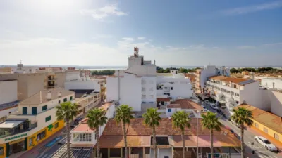 Top-floor apartment in the highly sought-after Playa de los Naufragos area, just 50 metres from the sea. With a built-up area of 117 m2 and an all-external layout, this property features three spacious double bedrooms and two full bathrooms, offering comfort for the whole family. Air conditioning is fitted throughout, and you can relax on the private terrace equipped with a pergola, perfect for enjoying the outdoors year-round. The separate kitchen provides practical functionality, while the living room serves as an space for family time or entertaining friends. This property also includes lift access and is conveniently located near bus routes, shopping centres, and schools, surrounded by children’s play areas. photo 27