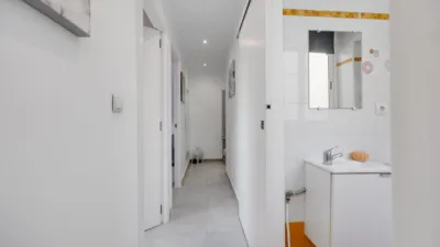 Top-floor apartment in the highly sought-after Playa de los Naufragos area, just 50 metres from the sea. With a built-up area of 117 m2 and an all-external layout, this property features three spacious double bedrooms and two full bathrooms, offering comfort for the whole family. Air conditioning is fitted throughout, and you can relax on the private terrace equipped with a pergola, perfect for enjoying the outdoors year-round. The separate kitchen provides practical functionality, while the living room serves as an space for family time or entertaining friends. This property also includes lift access and is conveniently located near bus routes, shopping centres, and schools, surrounded by children’s play areas. photo 16