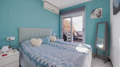Top-floor apartment in the highly sought-after Playa de los Naufragos area, just 50 metres from the sea. With a built-up area of 117 m2 and an all-external layout, this property features three spacious double bedrooms and two full bathrooms, offering comfort for the whole family. Air conditioning is fitted throughout, and you can relax on the private terrace equipped with a pergola, perfect for enjoying the outdoors year-round. The separate kitchen provides practical functionality, while the living room serves as an space for family time or entertaining friends. This property also includes lift access and is conveniently located near bus routes, shopping centres, and schools, surrounded by children’s play areas. photo 11