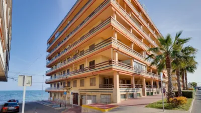 Top-floor apartment in the highly sought-after Playa de los Naufragos area, just 50 metres from the sea. With a built-up area of 117 m2 and an all-external layout, this property features three spacious double bedrooms and two full bathrooms, offering comfort for the whole family. Air conditioning is fitted throughout, and you can relax on the private terrace equipped with a pergola, perfect for enjoying the outdoors year-round. The separate kitchen provides practical functionality, while the living room serves as an space for family time or entertaining friends. This property also includes lift access and is conveniently located near bus routes, shopping centres, and schools, surrounded by children’s play areas. photo 34