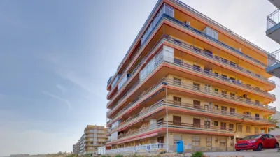 Top-floor apartment in the highly sought-after Playa de los Naufragos area, just 50 metres from the sea. With a built-up area of 117 m2 and an all-external layout, this property features three spacious double bedrooms and two full bathrooms, offering comfort for the whole family. Air conditioning is fitted throughout, and you can relax on the private terrace equipped with a pergola, perfect for enjoying the outdoors year-round. The separate kitchen provides practical functionality, while the living room serves as an space for family time or entertaining friends. This property also includes lift access and is conveniently located near bus routes, shopping centres, and schools, surrounded by children’s play areas. photo 33