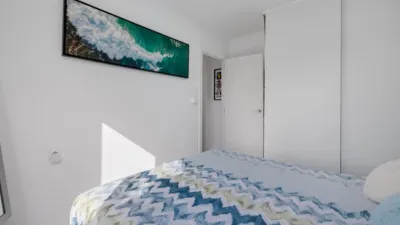 Top-floor apartment in the highly sought-after Playa de los Naufragos area, just 50 metres from the sea. With a built-up area of 117 m2 and an all-external layout, this property features three spacious double bedrooms and two full bathrooms, offering comfort for the whole family. Air conditioning is fitted throughout, and you can relax on the private terrace equipped with a pergola, perfect for enjoying the outdoors year-round. The separate kitchen provides practical functionality, while the living room serves as an space for family time or entertaining friends. This property also includes lift access and is conveniently located near bus routes, shopping centres, and schools, surrounded by children’s play areas. photo 12