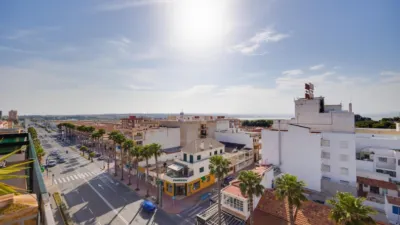 Top-floor apartment in the highly sought-after Playa de los Naufragos area, just 50 metres from the sea. With a built-up area of 117 m2 and an all-external layout, this property features three spacious double bedrooms and two full bathrooms, offering comfort for the whole family. Air conditioning is fitted throughout, and you can relax on the private terrace equipped with a pergola, perfect for enjoying the outdoors year-round. The separate kitchen provides practical functionality, while the living room serves as an space for family time or entertaining friends. This property also includes lift access and is conveniently located near bus routes, shopping centres, and schools, surrounded by children’s play areas. photo 25