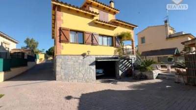 Chalet on Carrer del Llobregat photo 3