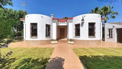Chalet in El Capricho photo 2
