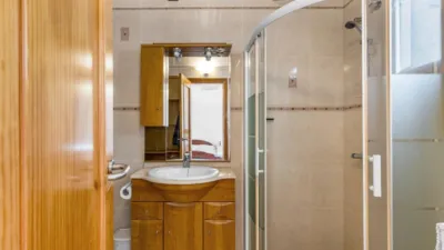 Bungalow on Arquitecto Larramendi Street photo 8