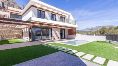 Chalet on Calle Polop photo 3