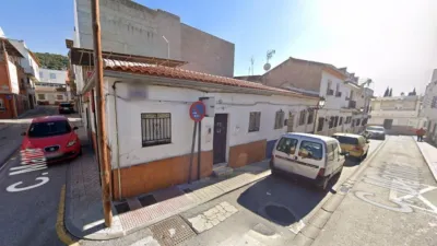 Terraced house on Marina Street photo 3
