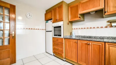 Duplex penthouse on the first line of La Fossa beach, 15th and 16th floors. Close to supermarkets and the urban bus stop. It has 150 square meters built, distributed in three bedrooms, three bathrooms, kitchen and living room with a 63-square-meter terrace with 360-degree views of all of Calpe. The apartment is located in a building with a community pool with direct access to the seaside promenade, social club and green areas where you can sunbathe or simply relax. photo 24