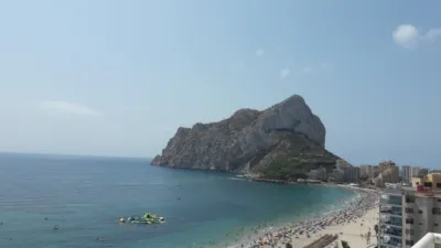 Duplex penthouse on the first line of La Fossa beach, 15th and 16th floors. Close to supermarkets and the urban bus stop. It has 150 square meters built, distributed in three bedrooms, three bathrooms, kitchen and living room with a 63-square-meter terrace with 360-degree views of all of Calpe. The apartment is located in a building with a community pool with direct access to the seaside promenade, social club and green areas where you can sunbathe or simply relax. photo 3