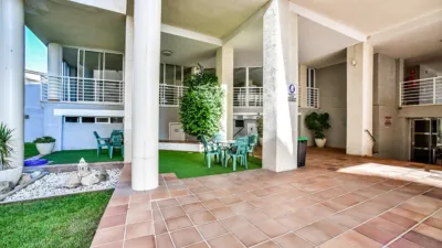 Duplex penthouse on the first line of La Fossa beach, 15th and 16th floors. Close to supermarkets and the urban bus stop. It has 150 square meters built, distributed in three bedrooms, three bathrooms, kitchen and living room with a 63-square-meter terrace with 360-degree views of all of Calpe. The apartment is located in a building with a community pool with direct access to the seaside promenade, social club and green areas where you can sunbathe or simply relax. photo 31