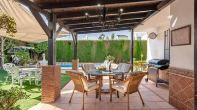 Chalet en venta en Calle Juan Loxa, Jun de 370.000 €