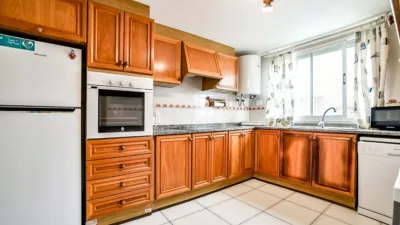 Duplex penthouse on the first line of La Fossa beach, 15th and 16th floors. Close to supermarkets and the urban bus stop. It has 150 square meters built, distributed in three bedrooms, three bathrooms, kitchen and living room with a 63-square-meter terrace with 360-degree views of all of Calpe. The apartment is located in a building with a community pool with direct access to the seaside promenade, social club and green areas where you can sunbathe or simply relax. photo 23