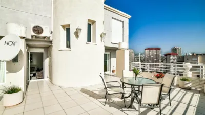 Duplex penthouse on the first line of La Fossa beach, 15th and 16th floors. Close to supermarkets and the urban bus stop. It has 150 square meters built, distributed in three bedrooms, three bathrooms, kitchen and living room with a 63-square-meter terrace with 360-degree views of all of Calpe. The apartment is located in a building with a community pool with direct access to the seaside promenade, social club and green areas where you can sunbathe or simply relax. photo 5