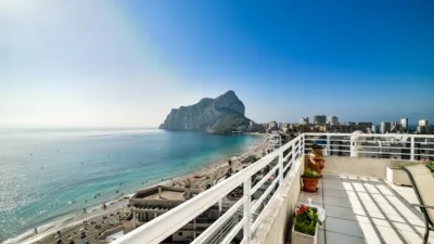 Duplex penthouse on the first line of La Fossa beach, 15th and 16th floors. Close to supermarkets and the urban bus stop. It has 150 square meters built, distributed in three bedrooms, three bathrooms, kitchen and living room with a 63-square-meter terrace with 360-degree views of all of Calpe. The apartment is located in a building with a community pool with direct access to the seaside promenade, social club and green areas where you can sunbathe or simply relax. photo 2