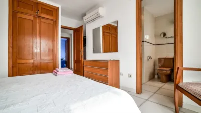 Duplex penthouse on the first line of La Fossa beach, 15th and 16th floors. Close to supermarkets and the urban bus stop. It has 150 square meters built, distributed in three bedrooms, three bathrooms, kitchen and living room with a 63-square-meter terrace with 360-degree views of all of Calpe. The apartment is located in a building with a community pool with direct access to the seaside promenade, social club and green areas where you can sunbathe or simply relax. photo 17