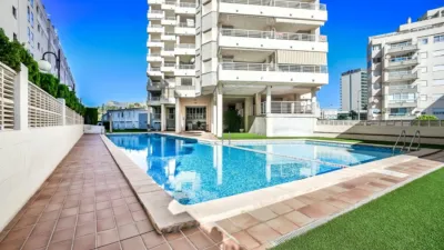 Duplex penthouse on the first line of La Fossa beach, 15th and 16th floors. Close to supermarkets and the urban bus stop. It has 150 square meters built, distributed in three bedrooms, three bathrooms, kitchen and living room with a 63-square-meter terrace with 360-degree views of all of Calpe. The apartment is located in a building with a community pool with direct access to the seaside promenade, social club and green areas where you can sunbathe or simply relax. photo 28