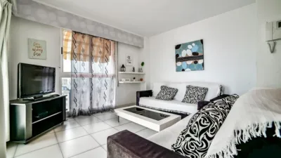 Duplex penthouse on the first line of La Fossa beach, 15th and 16th floors. Close to supermarkets and the urban bus stop. It has 150 square meters built, distributed in three bedrooms, three bathrooms, kitchen and living room with a 63-square-meter terrace with 360-degree views of all of Calpe. The apartment is located in a building with a community pool with direct access to the seaside promenade, social club and green areas where you can sunbathe or simply relax. photo 8
