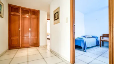Duplex penthouse on the first line of La Fossa beach, 15th and 16th floors. Close to supermarkets and the urban bus stop. It has 150 square meters built, distributed in three bedrooms, three bathrooms, kitchen and living room with a 63-square-meter terrace with 360-degree views of all of Calpe. The apartment is located in a building with a community pool with direct access to the seaside promenade, social club and green areas where you can sunbathe or simply relax. photo 21