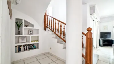 Duplex penthouse on the first line of La Fossa beach, 15th and 16th floors. Close to supermarkets and the urban bus stop. It has 150 square meters built, distributed in three bedrooms, three bathrooms, kitchen and living room with a 63-square-meter terrace with 360-degree views of all of Calpe. The apartment is located in a building with a community pool with direct access to the seaside promenade, social club and green areas where you can sunbathe or simply relax. photo 12