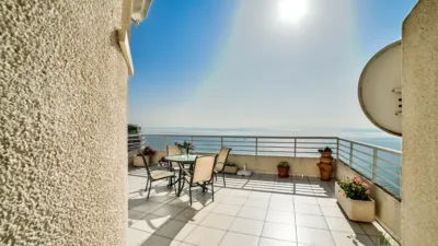 Duplex penthouse on the first line of La Fossa beach, 15th and 16th floors. Close to supermarkets and the urban bus stop. It has 150 square meters built, distributed in three bedrooms, three bathrooms, kitchen and living room with a 63-square-meter terrace with 360-degree views of all of Calpe. The apartment is located in a building with a community pool with direct access to the seaside promenade, social club and green areas where you can sunbathe or simply relax. photo 7