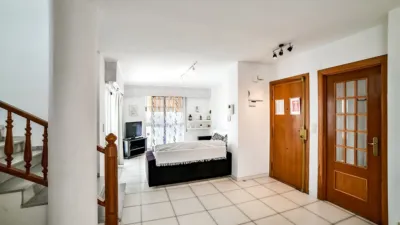 Duplex penthouse on the first line of La Fossa beach, 15th and 16th floors. Close to supermarkets and the urban bus stop. It has 150 square meters built, distributed in three bedrooms, three bathrooms, kitchen and living room with a 63-square-meter terrace with 360-degree views of all of Calpe. The apartment is located in a building with a community pool with direct access to the seaside promenade, social club and green areas where you can sunbathe or simply relax. photo 11