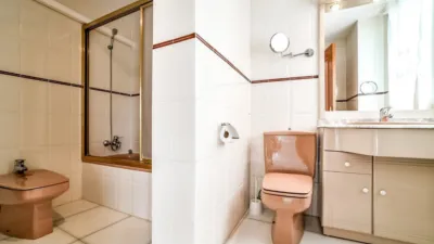 Duplex penthouse on the first line of La Fossa beach, 15th and 16th floors. Close to supermarkets and the urban bus stop. It has 150 square meters built, distributed in three bedrooms, three bathrooms, kitchen and living room with a 63-square-meter terrace with 360-degree views of all of Calpe. The apartment is located in a building with a community pool with direct access to the seaside promenade, social club and green areas where you can sunbathe or simply relax. photo 18