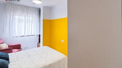 Habitación en alquiler en Carrer Devesa, Altozano (Distrito Campoamor-Altozano. Alicante - Alacant) de 380 €<span>/mes</span>