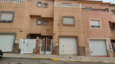 Terraced house on Suiza Street photo 3