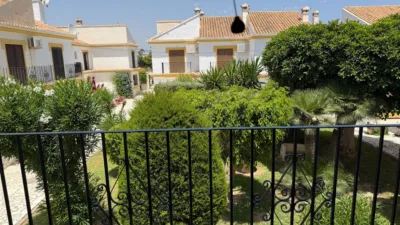 Terraced house on Avenida de Juan Sebastián Elcano photo 2