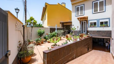 Semi-detached house on Calle Mederos photo 2