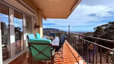 Chalet in Sant Feliu de Llobregat photo 2