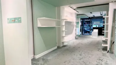 Local comercial en alquiler en Calle de Rosalía de Castro - Más